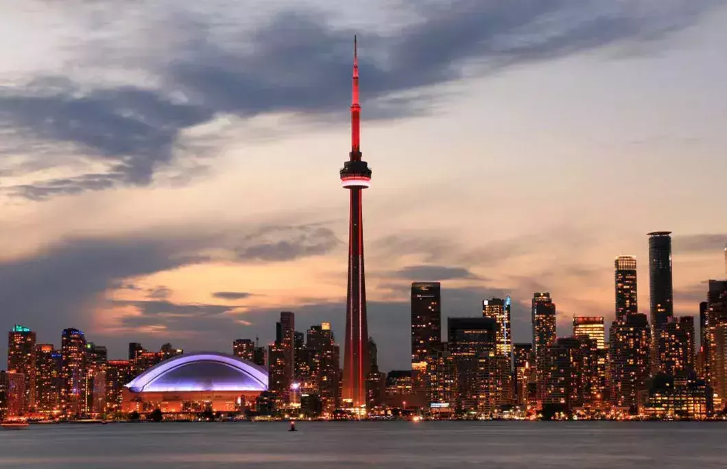 7_of_the_most_famous_monuments_in_canada_cn_tower_toronto